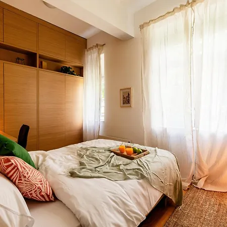 Grand Gallery Old Town Renovated Apartment *